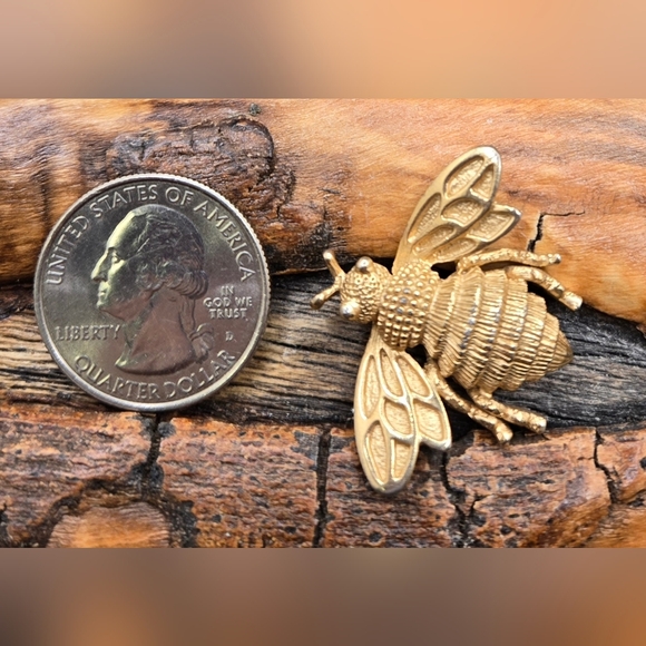 Avon Gold Tone Bee Brooch 1975 Vintage in Very Good Condition Measures 1" X 1¼" - Picture 3 of 4